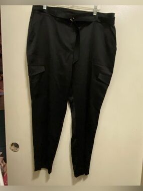 Chico’s Womens Black Satin Cargo Capri Cropped Pants Size 2.5 US 14 38x27 38”